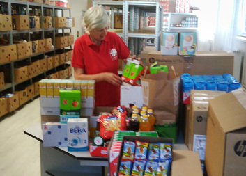 Sbírka potravin zaměstnanců ČSOB Pojišťovny pomůže potřebným ve skladu Potravinové pomoci