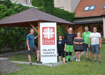 Firemní dobrovolníci z ČSOB Pojišťovny při stavbě darovaného altánu (časosběrné video)