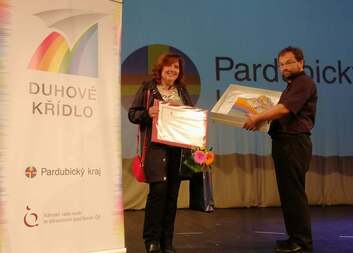 Oblastní charita Pardubice získala cenu Duhového křídla 