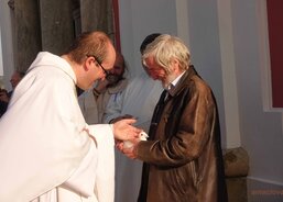 Děkujeme panu chovateli inženýrovi Kaplanovi z Dolní Rovně za to, že jsme jako symbol našich proseb mohli vypustit krásnou holubičku