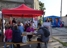 Zázemí pro společenství poutníků, zábavu pro děti a výborné pohoštění připravily dámy z Farní charity Chrudim za pomoci kolegyň, kolegů a dobrovolníků z celé chrudimské Charity