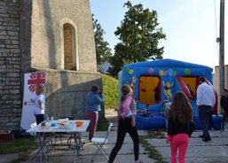 Zázemí pro společenství poutníků, zábavu pro děti a výborné pohoštění připravily dámy z Farní charity Chrudim za pomoci kolegyň, kolegů a dobrovolníků z celé chrudimské Charity