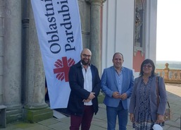 Roman Pešek, ředitel Farní charity Chrudim, Marek Výborný, poslanec PS Parlamentu ČR, Anna Maclová, ředitelka Diecézní katolické charity Hradec Králové